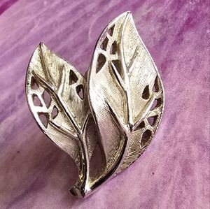 Vintage Crown Trifari single clip on earring silver tone leaf leaves